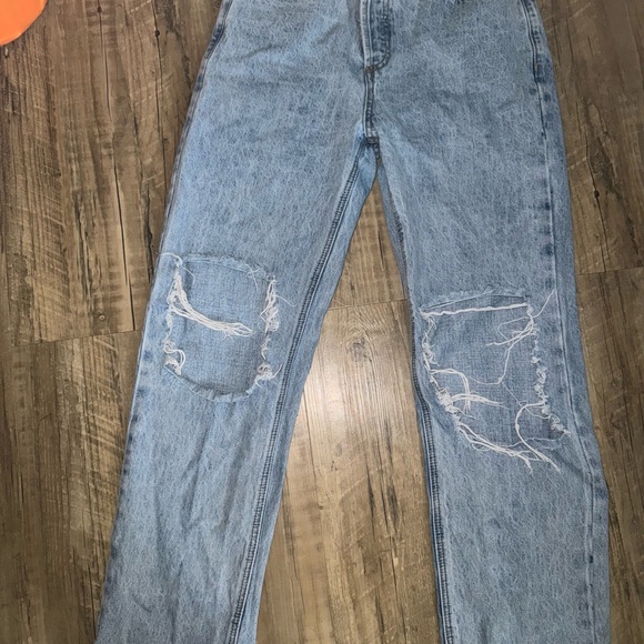 Princess Polly HOLLY Highrise ASYMMETRIC RIPPED LEG JEANS LIGHT WASH DENIM - Picture 2 of 10